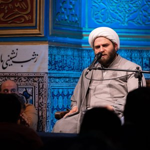 بنا نبود که ولی خدا به عنوان یک کالبدی بین ما قرار بگیرد و او هرجا قدم نهاد، ما در جای پای او قدم بگذاریم و اسم این را هم ولایت مداری بگذاریم. پس کِی قرار است ما سپر ولی بشویم و تیرهایی که به سمت ولی می آید به ما اصابت بکند؟
