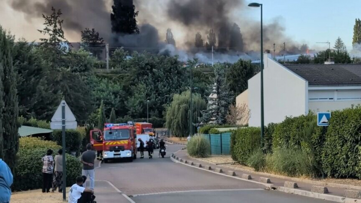 وقوع آتش سوزی بزرگ در نزدیکی فرودگاه شارل دوگل پاریس منجر به بسته شدن ۲ باند فرود و تعلیق فعالیت های آن شد.