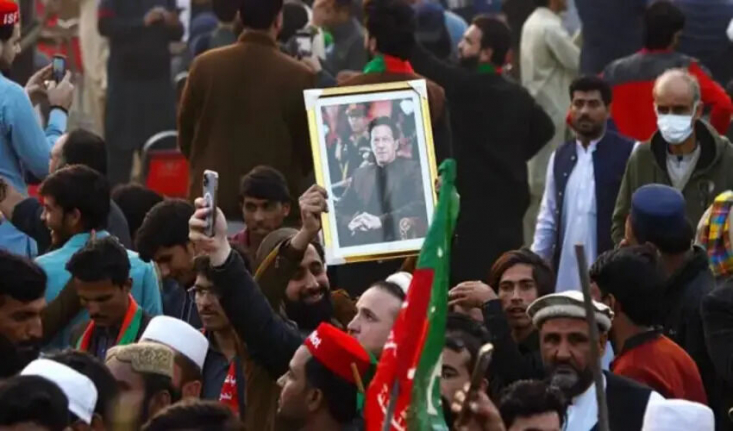  مذاکرات دولت پاکستان با مخالفان که با وساطت سایر احزاب این کشور صورت گرفته بود، بدون هیچ نتیجه‌ای به پایان رسید.

 
 
