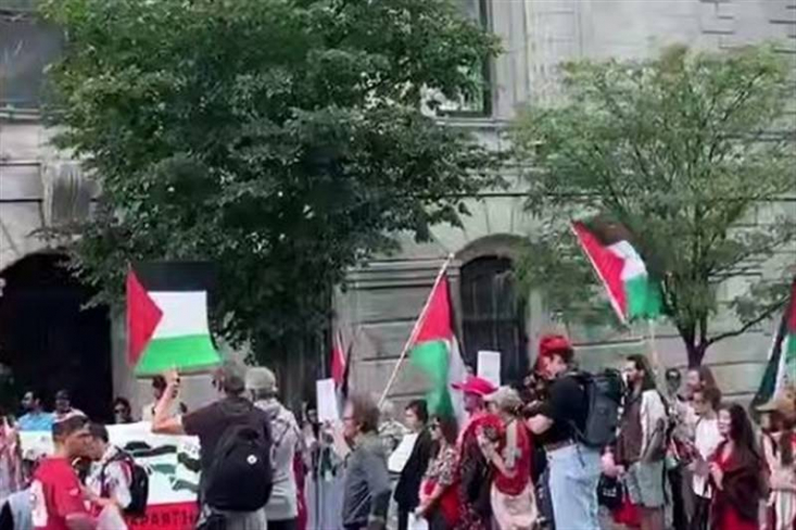 تورنتو در روز‌های اخیر شاهد تظاهرات ضد ضهیونیستی بود که شمار بسیاری علاوه بر پرچم فلسطین  پرچم مقدس جمهوری اسلامی ایران را نیز به همراه داشتند.