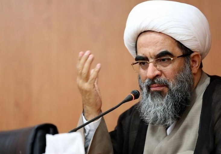 آیت‌الله محمدجواد فاضل لنکرانی اقدام اخیر حکومت جمهوری آذربایجان را مغایر با هویت اسلامی و شیعی مردم این کشور دانست و با رد ادعای تعارض حجاب و تحصیل، حجاب را پیوندی میان زن و خداوند و جلوه‌ای از پایبندی به دستورات الهی توصیف کرد.
