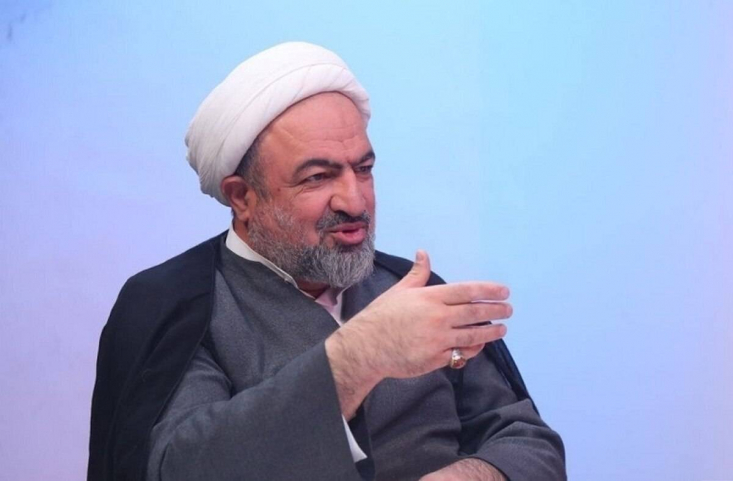 نمایندگی مجلس، موضوعی مستقل از محکومیت به حبس است. نمایندگی به جای خود باقی است و حبس نیز موضوع جداگانه‌ای است. افرادی که به آقای رسایی رأی داده‌اند، ایشان را برای پیگیری و استیفای حقوق خود در مجلس شورای اسلامی انتخاب کرده‌اند.