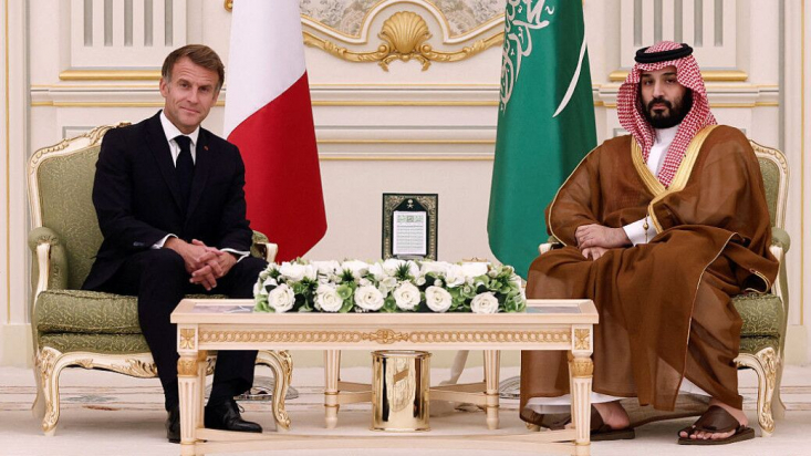 محمد بن سلمان، ولیعهد سعودی و امانوئل مکرون رئیس جمهوری فرانسه در ریاض در مورد تحولات منطقه و بین‌الملل دیدار و گفت و گو کردند درحالیکه طبق اعلام کاخ الیزه، عربستان وعده افزایش عرضه گازوئیل داده است.