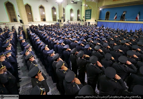 حضرت آیت الله خامنه ای صبح امروز (یکشنبه) در دیدار فرماندهان و کارکنان نیروی هوایی ارتش و پدافند هوایی، با تبیین علت و هدف اصلی دشمنی ۳۶ ساله و ادامه دار دولت آمریکا و خطای محاسباتی آنها برای به زانو درآوردن و تحقیر ملت ایران، به رفتار و عملکرد منطقی و مستدل ایران در مذاکرات هسته ای و رفتار غیر منطقی و باج خواهانه طرف مقابل اشاره و تأکید کردند: ملت ایران در روز ۲۲ بهمن نشان خواهد داد که زیر بار حرف زور نمی رود و پاسخ هر تحقیر کننده ای را نیز با ضربه متقابل خواهد داد.
