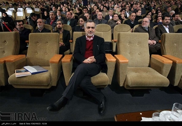 واکنش توام با عصبانیت حسین فریدون به خبر حمایت مالی بابک زنجانی از ستاد انتخاباتی روحانی؛ "هر که گفته بیجا کرده"/ رسایی: اگر دروغ می گویم شکایت کنید! اصحاب بنفش پاسخ دهند که این مبلغ هنگفت بر چه اساسی و از کدام منابع بابک خان بوده است؟ آیا این همان پولی نیست که هر از گاهی وزیر نفت دولت یازدهم از خوردن و بردن آن سخن می گوید و آقای جهانگیری صفت و نشانی آن را می دهد؟! ظاهرا با هنر رسانه های این جماعت، چوب بابک زنجانی را دیگران می خوردند و پیازش را این جماعت به رنگ بنفش!