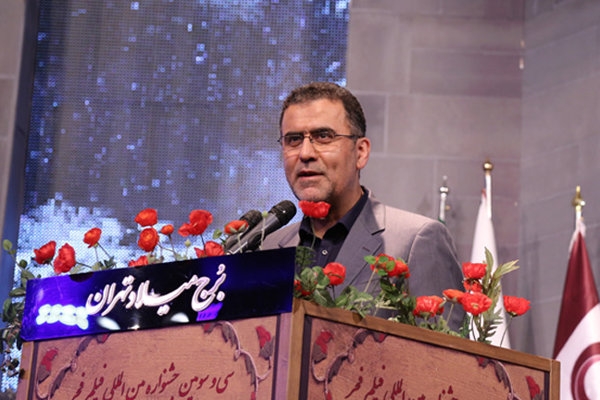 همه&zwnj;ی این&zwnj;ها نشان می&zwnj;دهد که بر خلاف تلاش مدیران سینمایی در انتساب انتقادها به گروه مجهول&zwnj;الهویه&zwnj;ی بولتن&zwnj;ساز، اتفاقاً این بار بر سر &laquo;یأس آور بودن و افسردگی سینمای ایران&raquo; و نیز &laquo;ضد قصه بودن&raquo; و &laquo;مخاطب گریز بودن&raquo; فیلم&zwnj;ها میان چهره&zwnj;های منصف رسانه و سینما اجماع وجود دارد. آن هم در شرایطی که شعار جشنواره&zwnj;ی سی و سوم، &laquo;پیش به سوی اکران موفق&raquo; بوده و تبلیغات جشنواره از مدت&zwnj;ها پیش تا امروز، همه از بهبود حال سینمای افسرده&zwnj;ی ایران حکایت داشته است. اما علی&zwnj;رغم این تبلیغات زیبا، فیلم&zwnj;های جشنواره&zwnj;ی سی و سوم به گواه اکثریت صاحب&zwnj;نظران، نه اثری از آن جمله&zwnj;ی &laquo;حال سینما خوب شده&raquo; دارد و نه نشانی از تحقق شعار جشنواره در نیل به یک اکران موفق.