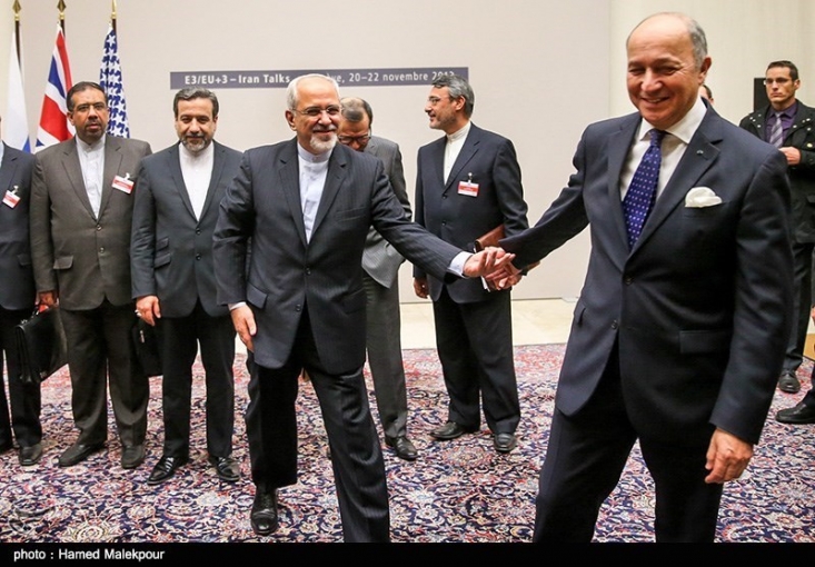 باز هم یک بازی تکراری؛ تیم ایرانی با کدخدا بست، فابیوس برای بازارگرمی زیر میز زد! / آیا ظریف اظهارات اوباما درباره محدودیت 10 ساله را تایید کرده است؟ وزیر خارجه فرانسه با بیان اینکه "ما طرفدار یک توافق قطعی هستیم. اما در حال حاضر مشکلاتی وجود دارد" گفته است: «در مورد تعهداتی که دولت ایران باید نسبت به حجم و سطح غنی سازی، حوزه نظارت و مدت زمان محدودیت برنامه هستهای بدهد، کمبودهایی وجود دارد که باید مورد بحث قرار گیرند.»