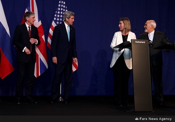 بیانیه ای مشتمل بر کلیات یک توافق با تبعات حقوقی/ فردو تحقیقاتی شد؛ اراک تغییر کاربری خواهد داد/ تحریم های ثانویه مرتبط با هسته ای متوقف می شود/ تصویب قطعنامه برای لغو قطعنامه های شورای امنیت در قبال پذیرش برخی محدودیت ها در این متن که توسط موگرینی به زبان انگلیسی و توسط ظریف به زبان فارسی قرائت شد، محدودیت های پذیرفته شده از سوی ایران مطرح شده و بر تصویب قطعنامه ای برای لغو قطعنامه های قبلی علیه ایران در قبال پذیرش برخی محدودیت ها از سوی ایران ذیل قطعنامه شورای امنیت اشاره شده است.