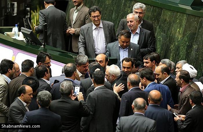 این در حالی است که علی اکبر صالحی در جلسه غیرعلنی مجلس از تصریح رهبر معظم انقلاب به انتشار فکت شیت ایرانی توسط تیم مذاکره کننده خبر داده بود، حال آنکه پس از انتشار این خبر، عراقچی و ظریف به عبارات مختلف، منظور از فکت شیت ایرانی را توضیحاتی اعلام کرده بودند که در رسانه ها مطرح کرده اند.