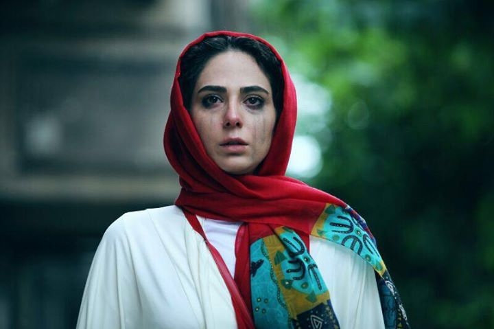 اما در این میانه، آنچه که تعیین&zwnj;کننده&zwnj;تر از سایر عوامل به نظر می&zwnj;رسد، اهتمام سازمان سینمایی به اکران اثار مسئله&zwnj;دار است که می&zwnj;تواند آرامش سینما در سال 94 را خدشه&zwnj;&zwnj;دار کند. چنانکه تجربه&zwnj;ی سال گذشته نیز نشان می&zwnj;دهد که مجلس و منتقدان رسانه&zwnj;ای و نهادهای موثر اکران همچون حوزه&zwnj;ی هنری، حاضر به عقب&zwnj;نشینی از خط قرمزهای اخلاقی و سیاسی تثبیت شده در جامعه نیستند. 