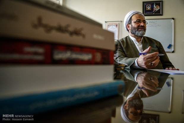  اگر حوزه علمیه در مدیریت آموزشی، برنامه‌ریزی درسی و آموزشی و سیاست‌گذاری آموزش و پرورش حضور پیدا نکند، قطعاً نمی‌تواند نقش بایسته ای را ایفا کند.

