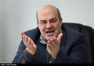 بعد از مسکن مهر، خودکفایی کشاورزی هم به فهرست مزخرفات دولت یازدهم افزوده شد/ کلانتری: خودکفایی کشاورزی «مزخرف» است همین الان آقایان هنوز دارند درباره خودکفایی در محصولات کشاورزی صحبت میکنند. برای نوشتن برنامه ششم دوباره موضوع خودکفایی را به میان کشیدند که من برگشتم به آقای نوبخت گفتم تو را به دین و ایمانت بگو این مزخرفات را کنار بریزند