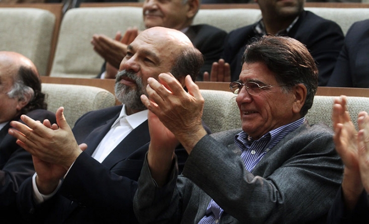 به نظر می‌رسد موج رسانه‌ای شبه‌روشنفکران داخلی و ضدانقلاب خارج‌نشین برای فشار به وزارت ارشاد و همچنین ترتیب دادن محافل و مجالسی مانند همایش روز گذشته دانشگاه ازاد تلاشی است برای احیای خواننده‌ای که ظاهرا پس از عدم برخورداری از تریبون‌ها و حمایت‌های رسمی و نقل مکان به شبکه‌های معاند، اعتبار سابق خود را در بین مردم از دست رفته می‌بیند