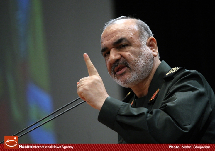 از جنگ با آمریکا استقبال میکنیم/ در صورت شروع جنگ خلبانان آمریکایی پرواز خود را «پرواز آخر» بنامند/ مذاکره کنندگان در صورت تهدید مجدد میز مذاکره را ترک کنند ما به تیم مذاکره کننده توصیه میکنیم با آرامش، وقار و اعتماد به نفس و تکیه بر یک قدرت عظیم و بیپایان که ملت ایران و نیروهای مسلح جمهوری اسلامی اندوختهاند در مذاکرات حاضر شوند. تیم مذاکره کننده نباید هیچ گونه توافقی که ذرهای به عزت و باورهای اصیل ملت ایران میزند، داشته باشد.