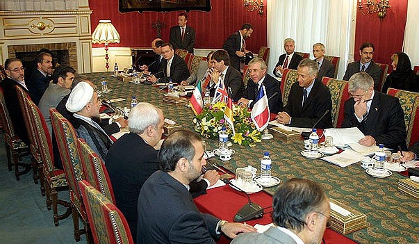 در آن برهه نیز ایران خواستار شکسته شدن تحریم ها بوده است اما طرف مقابل با بیان اینکه باید این کار مرحله به مرحله صورت بگیرد، تنها درصدد به درازا کشاندن مذاکرات و خرید زمان در برابر توقف فعالیت های هسته ای ایران بوده است چنانچه در نهایت اعلام شد ایران باید مشکلاتش را با آمریکا حل کند تا تحریم ها برداشته شود.