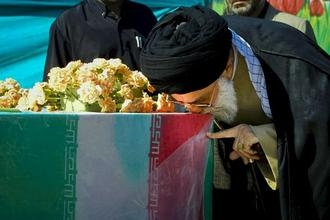 رهبر انقلاب:تشييع اين دردانه هاي به ميهن بازگشته از به يادماندني ترين حوادث انقلاب /سپاس پروردگار را که در لحظه هاي نياز بشارتهاي ترديد ناپذير را بر دلهاي بيدار نازل مي فرمايد سلام بر شما که بار ديگر فضاي زندگي را معطّر و جان زندگان را سيراب کرديد. و سپاس بي پايان پروردگار حکيم و مهربان را که در لحظه هاي نياز اين ملّت خداجوي و خداباور، بشارتهاي ترديد ناپذير را بر دلهاي بيدار نازل مي فرمايد و غبارها را مي زدايد.