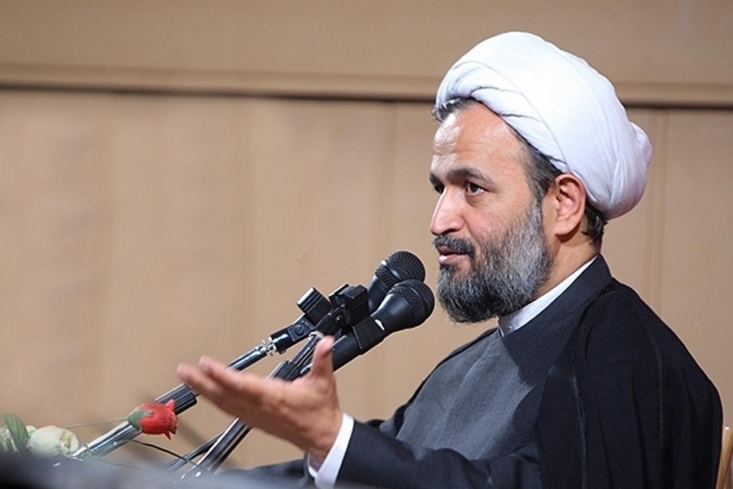 وقتی آدم‌ها دارند دربارۀ زندگی فکر می‌کنند، اگر ما بیاییم در کنارشان از بندگی و دیانت و معنویت سخن بگوییم، غالباً احساس می‌کنند که این صحبت‌ها یک مطالب اضافی یا غیرضروری است که دارد به آنها تحمیل می‌شود و یا اینکه بزرگوارانه و اخلاقی برخورد می‌کنند و به این سخنان گوش می‌دهند ولی منتظرند که تمام بشود و باز به همان موضوع زندگی بپردازند. یعنی حساب این موضوعات را از موضوع اصلی فکری خودشان که زندگی است جدا می‌کنند.