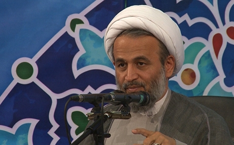 پناهیان: بساط زندگی، نعمتی است که اکثر آدمها بهخاطرش شکر نمیکنند/ زندگی آنقدر عزیز است که توصیه شده با وضو «زندگی» کنید تصور کنید یک کسی دارد برای کنکور درس میخواند. به هر حال این درس خواندن یک سختیهایی دارد و او را از تفریح باز میدارد. مخصوصاً که ببیند دوستانش دارند بازی میکنند ولی او مجبور است درس بخواند. حالا او با اکراه، مشغول درس خواندن شود و هر چند دقیقه یکبار مُشتی روی کتابهایش بکوبد و با ناراحتی بگوید: «این درس خواندن هم که تمام نمیشود؟!» آیا چنین کسی میتواند واقعاً عالِم بشود؟ آیا دانشمند مفیدی خواهد شد؟ خیلی بعید است! بعضیها با زندگی خودشان همینطوری برخورد میکنند. انگار ناراحت هستند که خدا آنها را در بستر این زندگی آفریده است!
