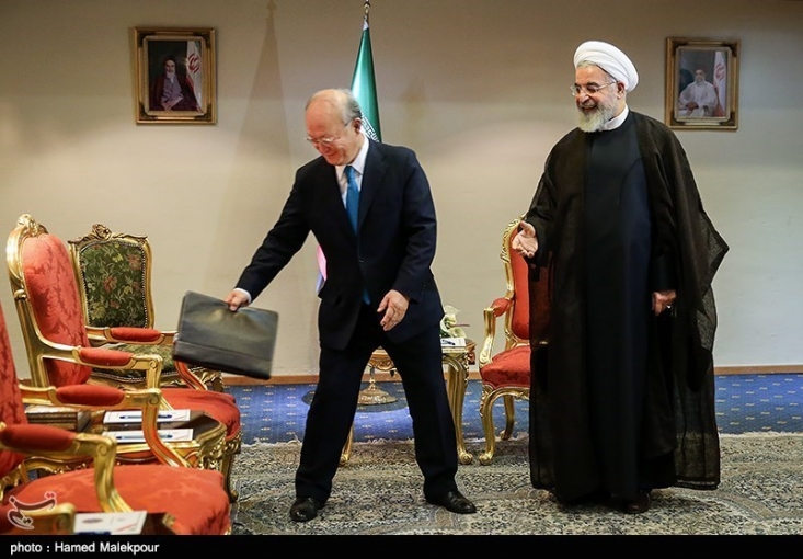 دو مورد تاريخي از نقض تعهدات توسط آژانس در قبال ايران/ چرا منوط کردن تعلیق تحریم ها به گزارش آژانس عقلانی نیست؟ مدیرکل آژانس نیز در گزارش ژوئن 2008 خود در بندهای 24 و 28 تصریح کرده است: “آژانس هیچ اطلاعاتی راجع به طراحی عملی یا ساخت اجزای مواد هستهای یک سلاح یا دیگر اجزای کلیدی از جمله چاشنی از سوی ایران یا مطالعات فیزیک هستهای مربوطه را در اختیار ندارد. آژانس استفادۀ عملی از مواد هستهای در ارتباط با مطالعات ادعایی را مشاهده نکرده است”.