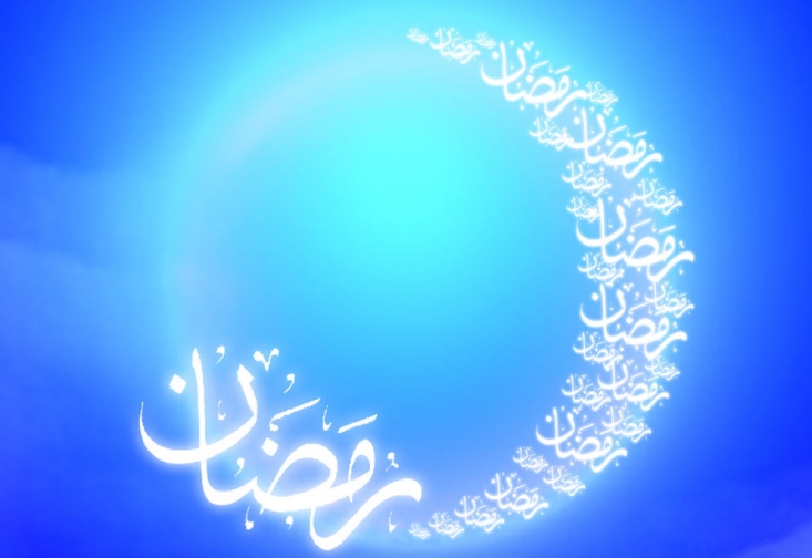 ازدواج یک جنبه‌ی قدسی دارد؛ این جنبه‌ی قدسی را نباید از آن گرفت. گرفتن جنبه‌ی قدسی به همین کارهای زشتی است که متأسفانه در جامعه‌ی ما رائج شده. این مهریه‌های سنگین به خیال اینکه میتواند پشتوانه‌ی حفظ خانواده و حفظ زوجیت باشد، تعیین میشود؛ در حالی که اینجور نیست. حداکثر این است که شوهر از دادن امتناع میکند، میبرندش زندان؛ یک سال، دو سال زندان میماند. 