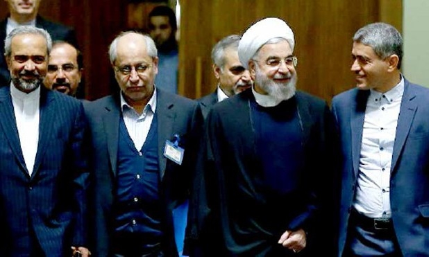 بیشترین تحرک و نمود دولت جدید، بویژه تیم اقتصادی دولت معطوف به ارائه تصویری خاص از اقتصاد با هدف ناکارآمد جلوه‌دادن دولت قبل و سخت جلوه‌دادن بهبود امور است و این در شرایطی است که از یک طرف دستاوردهای دولت قبل از جمله در حوزه‌های علم و فناوری، عمرانی و زیربنایی، بهبود توزیع درآمد و کاهش چشمگیر ضریب جینی و یا ارتقای کشور از مرتبه توسعه انسانی متوسط به توسعه انسانی بالا، کتمان می‌شود و از طرفی دیگر از ارائه آمار صحیح عملکردی - سیاستی حدود دو سال گذشته اجتناب می‌شود. 