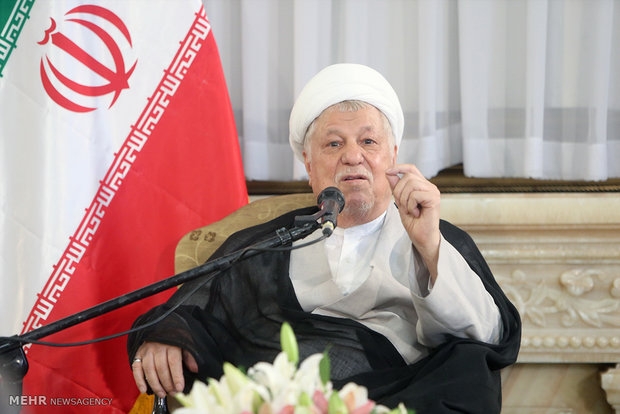 هاشمی رفسنجانی: توافق امروز از فتح خرمشهر بالاتر بود!/ نباید از بازدید از مراکز نظامی ترسید!/ ماجرای دیدار با رهبری درباره پرونده مهدی هاشمی درهمان ایامی که مهدی در انفرادی بود روزی برایم پیغام آوردند که امر مهمی پیش آمده ومهدی خواستار دیدار با من است تا این موضوع مهم را در میان بگذارد. من هم پیغام دادم که اگر امکان دارد او را به نزد من بیاورند اما این درخواست مورد موافقت قرار نگرفت.