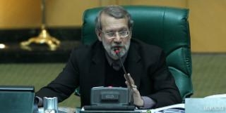 آقای لاریجانی! لغو تحریمها پس از 8 سال حرف اوباما نیست؛ عین متن برنامه مشترک اقدام است هشت سال پس از روز توافق، یا در زمانی که آژانس به نتیجه گیری گسترده تر خود مبنی بر اینکه مواد هستهای در ایران در فعالیتهای صلح آمیز باقی میماند، هرکدام که زودتر باشد، ایالات متحده اقدام قانونی مقتضی را برای لغو، یا تغییر به منظور اجرایی کردن لغو تحریمهای مشخص شده در پیوست ۲ در خصوص دستیابی به اقلام و خدمات مرتبط با هستهای برای فعالیتهای هستهای مندرج در این برجام، منطبق با رویکرد ایالات متحده نسبت به سایر دولتهای غیردارنده سلاح هستهای تحت معاهده عدم اشاعه پی خواهد گرفت.