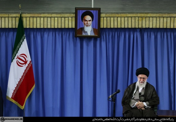 حضرت آیت‌الله خامنه‌ای در بخش پایانی سخنانشان با اشاره‌ی مجدد به لزوم توجه هم‌زمان به ابعاد فردی و اجتماعی حج، تأکید کردند: مبادا حجاج محترم فرصت بی‌نظیر تنفس در شهر معطّر پیامبر و حضور عبادی و شوق‌آور در مکه‌ی  معظّمه و خانه‌ی خدا را با کار بسیار غلط گشت و گذار در بازار و خرید کالا از دست بدهند و حسرت استفاده نکردن کامل از فرصت بی‌نظیر و نشاط آور حضور در مسجد‌الحرام و مسجدالنبی را برای همه‌ی عمر بر دل خود بگذارند.