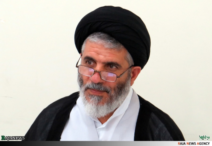 سه اصل اولیه در تربیت اسلامی/ جهت گیری اسلامی با «التقاط» معنا ندارد/ رسوبزدایی اخلاقی سخت است؛ نوجوانان را قبل از اینکه دلشان زنگار بگیرد دریابید نوجوان و جوان تا پاسی از شب در فضای مجازی چرخیده است و حالا زورش میآید بلند شود و نماز بخواند و تازه اگر با زور پدر و مادر هم بلند شود، نمازش پنج دقیقه هم طول نمیکشد. این میشود عبادت قطرهای در برابر سکولاریسم غرقابی و بدیهی است در این میان برد با کیست.