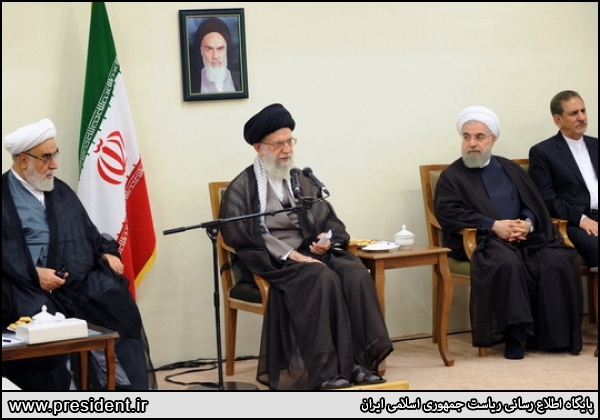 چرا پایان دادن به مذاکرات قابل تقدیر است؟ / رهبر انقلاب پایان یافتن مذاکرات را کار خوبی دانستند و نه نتیجه حاصل از آن را / چرا معظم له در صحبت هایشان کوچکترین اشارهای به مساله تحریمها نداشتند؟ نکته دیگر که در بیانات رهبری انقلاب قابل توجه بود، عدم اشاره ایشان به مساله تحریمها و نتیجه حاصل شده در مذاکرات بود. بخش زیادی از بیانات رهبر انقلاب به حوزه اقتصاد اختصاص داشت اما ایشان کوچکترین اشارهای به مساله تحریمها نداشتند. در حالیکه همه تحلیلگران سیاسی میدانند که دولت مهمترین دست آورد خود در مذاکرات هستهای را برداشتن تحریمها میداند و بسیار بر مفهوم دوران پساتحریم تاکید دارد. در همین دیدار نیز رئیس جمهور بر این مفهوم تاکید داشتند.