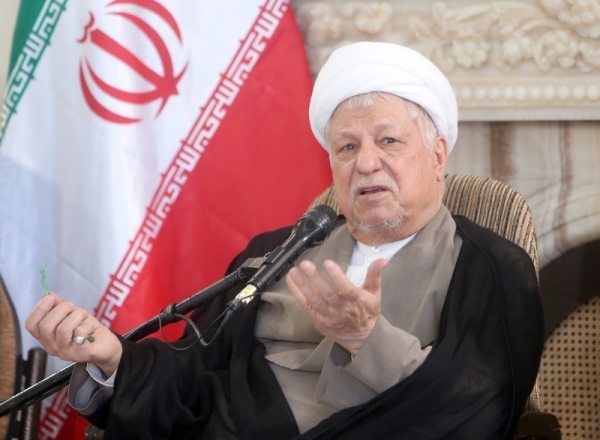 این سخنان هاشمی در حالی است که او دقیقا یک‌سال پیش خاطره‌ای را در همین‌باره نقل کرده بود که خلاف سخنان امروزش درباره این خاطره و ناقض آن است.  شهریورماه سال 1393 هاشمی رفسنجانی با حضور در منزل شهید قدوسی به همان جلسه سه‌نفره اشاره کرده بود. صحبتهای او آن روزها با آب و تاب توسط رسانه‌های همسو با او با تیتر «برخی‌ها با تقلب انقلابی شده‌اند» منتشر شد. اقدام قابل تامل سایت هاشمی در حذف این مطلب از خروجی پایگاه اطلاع‌رسانی هاشمی نیز گویای این است که گویا مسئولین این سایت می‌خواستند با حذف خبر جنجال‌آفرین سال قبل، آن را به فراموشی بسپرند و اظهارات پیشین آقای هاشمی را لاک بگیرند.خاطرات چالش‌برانگیز  وشاذ هاشمی طی دوسال اخیر، همواره محل مناقشه قرار گرفته است. برخی آن را عامدانه و هدفمند و برخی آن را ناشی از کهولت سنی هاشمی می‌دانند. اگر این سخنان هاشمی و خصوصا ذکر خاطره‌ای که سخنان سال گذشته‌اش را نقض می‌کند عامدانه و مغرضانه ندانیم، نشان‌دهنده درست بودن اقدام شورای نگهبان در رد صلاحیت هاشمی به خاطر «کهولت سن» بوده است.