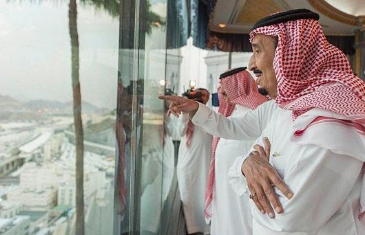 اقتصاد عربستان به تار موی نفت وصل است. درآمد و اقتصاد این کشور متکی بر صادرات نفت است. بزرگترین و مهمترین مرکز نفتی سعودی میدان نفتی غوار است. این میدان بزرگترین میدان نفتی جهان و تامین کننده نیمی از درآمد نفت عربستان است.