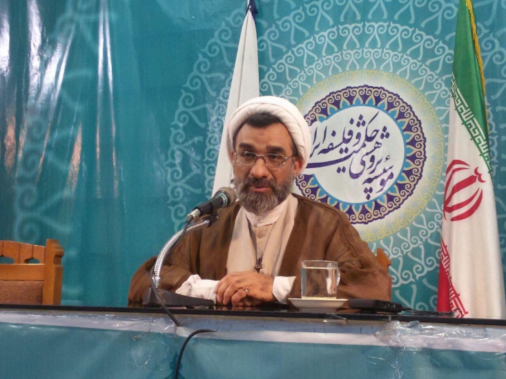 درمباحث آزادی و مشارکت سیاسی و اجتماعی مردم آقای مصباح حرف هایی دارد که حتی اصلاح طلبان آن را قبول ندارند/ خیلیها خودشان را به شریعتی نسبت میدهند؛ در حالیکه سکولار هستند شما وقتی اندیشۀ آیتالله مصباح را بررسی میکنید در اندیشۀ او هنگامی که از جایگاه اسلام و جامعیت اسلام و جایگاه ولایت سخن میگوید، از آن طرف هم از نقش و جایگاه مردم صحبت میکند، مردم آیا حق آزادی دارند؟ آیا جایگاهی در جامعه دارند؟ آیا نقش مشارکتی برای مردم باید قائل بشویم یا نه؟ آیتالله مصباح دربارۀ آزادی مردم و مشارکت سیاسی و اجتماعی مردم حرفهایی دارد که شاید بعضی از آن حرفها را حتی جریانهای مقابل او مثل جریانهای اصطلاحطلب هم قبول نداشته باشند. در اندیشۀ آقای مصباح جایگاه مردم جایگاه حداقلی نیست.
