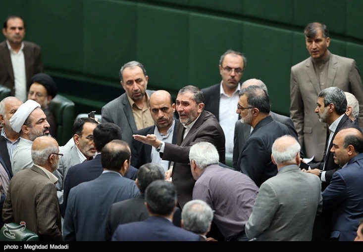 تصویب نمایشی جزئیات طرح برجام در مجلس در عرض 20 دقیقه/ لاریجانی اجازه طرح حتی بخشی از 200 پیشنهاد را هم نداد/ تایید پیش بینی نادران: به امید اصلاح جزئیات به کلیات رای می دهید ولی شما لاریجانی را نشناختهاید/ اشکهای نماینده با غیرت برای فرجام برجام