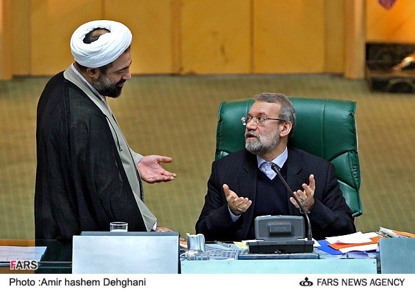 آقای لاریجانی در جلسه غیرعلنی دو پهلو سخن می گفت یعنی هم می گفت که من نمی خواهم بگویم رهبری نظرشان این است و هم طوری صحبت می کرد که در شورای عالی امنیت ملی به جمع بندی این طرح دوفوریتی رسیده ایم. در آخر اظهاراتش هم گفت که چند روز قبل آقای حجازی با من تماس گرفت و گفت که چرا مجلس زودتر تکلیف برجام را مشخص نمی کند و من هم گفته ام که ما منتظر گزارش کمیسیون ویژه برجام هستیم و برای بعد از آن طرح فوریتی داریم. خُب ببینید این حرف روی ذهن مخاطب چه تاثیری می گذارد! خصوصا وقتی یک عده ای هم در کف مجلس راه بروند و بگویند با دفتر چک شده نظر دفتر این است، نظر رهبری این است.