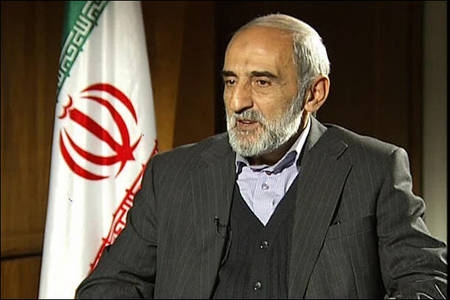 این گزارش اتهام ایران به تلاش برای تولید سلاح هستهای را قطعی و غیرقابل بازنگری اعلام کرده است/ این سند برای محدودسازی ابدی برنامه هستهای کشورمان کافی خواهد بود این گزارش نشان میدهد آمریکا و متحدانش حق داشتهاند که فعالیت هستهای ایران را مشکوک! و غیرصلحآمیز! بدانند و باز هم به همین علت حق با آنها بوده است که- به قول جان کری- ادامه فعالیت هستهای کشورمان را بهشدت محدود کرده و تحت مراقبتهای بیسابقه قرار دهند! یعنی با پذیرش این گزارش همه رشتههای خود را که با خون دادنها و خوندلخوردنها بهدست آوردهایم، پنبه کردهایم! فاعتبروا یا اولیالابصار!