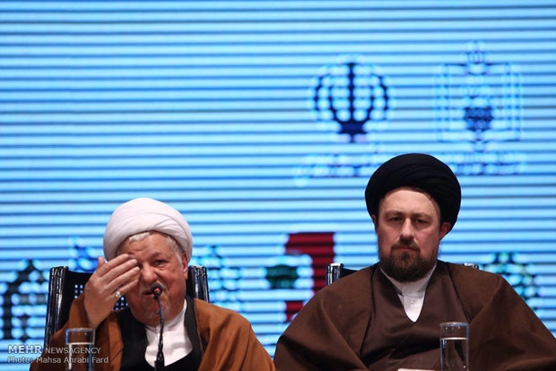 علامهای که از آزمون اجتهادخبرگان فرار میکند/ چرا یک جریان سیاسی-رسانهای میکوشد به نام یادگار امام آزمون اجتهاد شوراینگهبان را دور بزند؟ مشخص نیست جریان سیاسی-رسانهای زنجیرهای چرا به هر طریقی میکوشد کار به حضور او در آزمون خبرگان نکشد. همچنین مشخص نیست اگر سیدحسن خمینی واقعا مجتهدی برجسته و علامه است چرا با اعلام رسمی حضور در آزمون اجتهاد شوراینگهبان به شایعات و روند تضعیف شوراینگهبان توسط همفکرانش پایان نداده و مانند سایر چهرهها در این آزمون شرکت نمیکند.