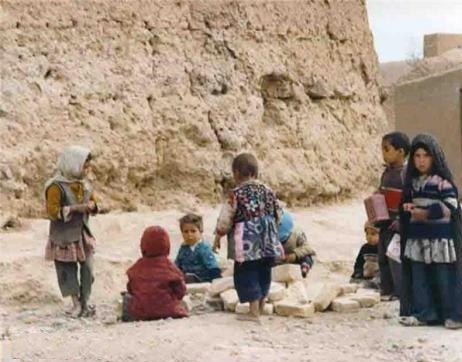  ایران پس از دو دهه یکی از بدترین کشورها در بخش مرگ و میر کودکان و نسبت پزشک به بیمار در خاورمیانه بود. یکی از پایین ترین نرخ های آموزش عالی مربوط به این کشور بود. افزون بر این، 68 درصد از جمعیت بزرگسال بی سواد بودند، 60 درصد از کودکان نمی توانستند دوره دبستان را به صورت کامل طی کنند و تنها 30 درصد از داوطلبان کنکور می توانستند وارد دانشگاهها شوند. 