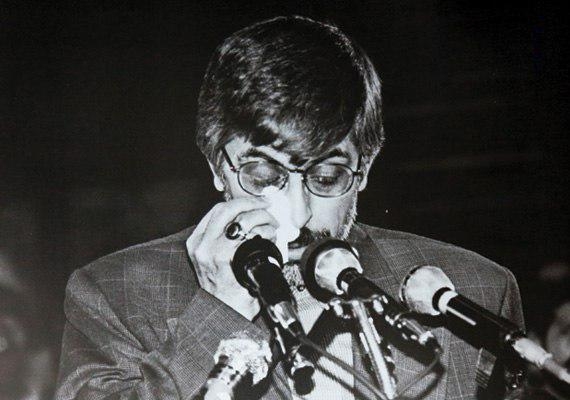 کرباسچی در جلسات محاکمه‌اش کوشید خود را مدیری خدوم، دلسوز و متدین معرفی کند که از بد حادثه کارش به دادگاه کشیده است.  او بارها با استناد به آیات قرآن و منابع دینی و بیانات امام راحل سعی در فرافکنی و مظلوم‌نمایی داشت. کرباسچی همچنین در دادگاهش می‌کوشید با قرائت آیاتی چون «قُل لَّن يُصِيبَنَا إِلَّا مَا كَتَبَ اللَّـهُ لَنَا هُوَ مَوْلَانَا ۚ وَعَلَى اللَّـهِ فَلْيَتَوَكَّلِ الْمُؤْمِنُونَ »1 و معرفی خود به عنوان کارگزار نظام اسلامی، چهره ای موجه و حزب اللهی از خود نشان داده و مکرر خود را منتسب به نظام اسلامی معرفی کند. 