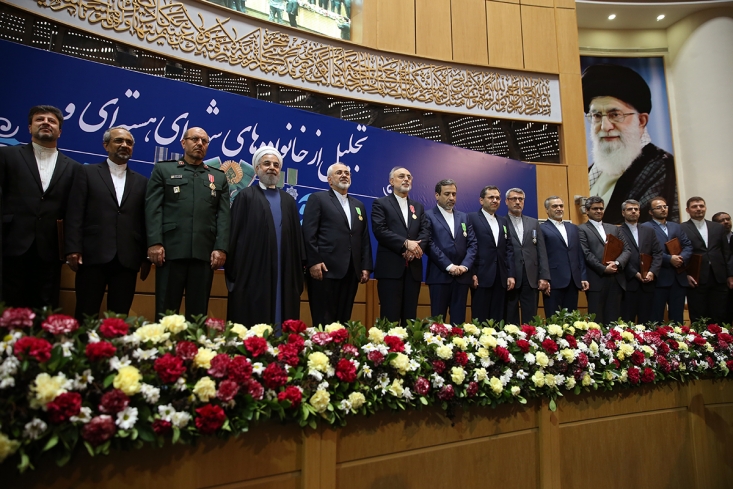 چرا دولت روحانی به بزک برجام نیاز دارد؟! / تلاش روحانی برای «خلق» حس پیروزی از برجام؛ در روزهایی که توافق آمده اما گشایشی در اقتصاد نیامده است طبیعی است وقتی مردم میبینند مسئولان دولتی که همه هویتش «گرهزدن مشکلات اقتصادی به تحریمها» بود، تا چندماه پیش دوران پسابرجام را «بهشتی زمینی» ترسیم میکردند اما حالا میگویند قرار نیست در پسابرجام اتفاق خاصی بیفتد و همه مشکلات یکشبه حل شود؛ دیگر برجام را فتحالفتوح نمیدانند.