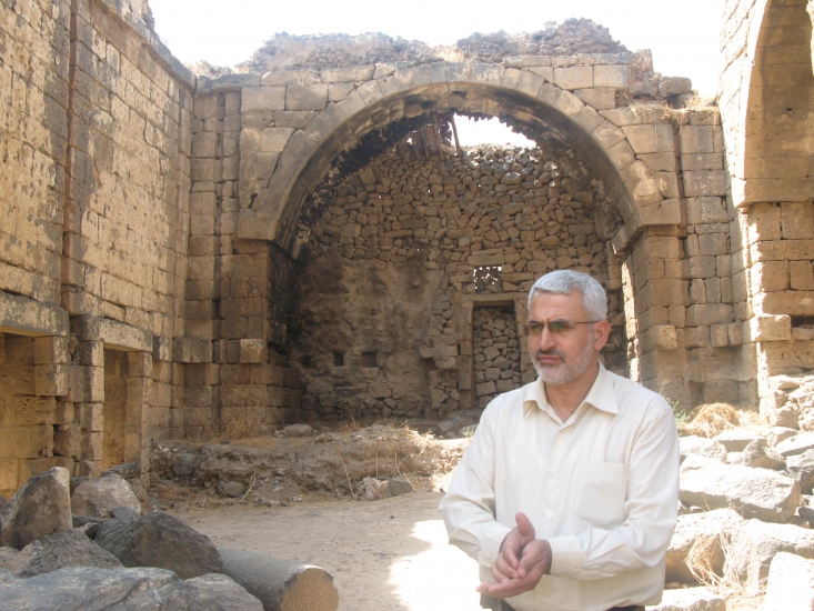 مهندس شهید حسن شاطری که بود؟ /سردار گمنام ایرانی که محبوب کودکان لبنانی بود و به دست اشقی الاشقیاء به شهادت رسید/سردار احمدی مقدم :فرمانده اش بودم، اما او معلم همه ما بود+فیلم بیايید همدیگر را باور کنیم و به همدیگر احترام قلبی بگذاریم. بیايیم ریا و ظاهرکاری را کنار بگذاریم، راحت باشیم، بیايیم استعدادیابی کنیم و خود را در راستای استعداد خدادادی هدایت کنیم. بیاييم قدر نعمتی که خدا در آستانه قرن 21 به ما داده، ارج نهیم و حقش را ادا کنیم. ببینیم ما چه باید باشیم. بیاييم موانع ارتقا و پیشرفت (تعصبات) را کنار گذاریم. بیاييم برنامهای شویم و خودمان را به کار و حوادث متعاقب آن نسپاریم.» دلنوشته شهید حسن شاطری