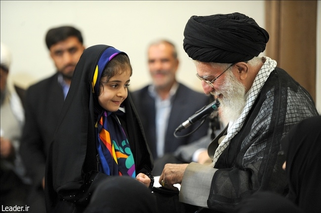 پاسخ آقا به برادر شهید هم که از آقا می‌خواهد تا برای شهادتش دعا کنند، جالب است: «خدا ان‌شاءالله شما را برای این کشور نگه دارد و همه بدانند که کشور ایران در آینده به مردان خوب، مؤمن، کارآمد و مجاهد احتیاج دارد؛ نه اینکه جنگ شود؛ منظور این است که این کشور اگر بخواهد رشد کند، اگر بخواهد پیام انقلاب و امام باقی بماند و مانند کلمه طیبه رشد کند، به جوان‌های خوب، به مردان خوب و به زنان خوب نیاز دارد؛ ان‌شاءالله خدا شما را برای آن زمان حفظ کند.»