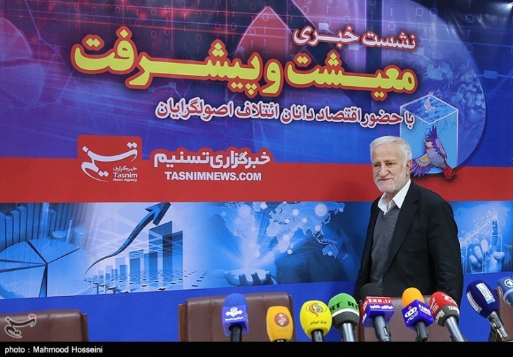 سلیمانی: مردم باید بدانند وعدههای روحانی فقط جنبه سیاسی دارد / مدیران دولت تدبیر، منافعشان در بخش خصوصی اولویت دارد نه حل مشکلات اقتصادی مردم/ روحانی 200 هزار میلیارد تومان بدهی برای کشور بوجود آورد اگر کسانی بگویند 100 روزه اقتصاد را درست میکنیم اما اکنون 900 روز از دولت گذشته و نه تنها مسائل اقتصادی بهتر نشده بلکه بدتر شده و با مشکلات جدی در بحث اقتصاد مواجهایم. بیش از 20 تا 30 میلیارد دلار قاچاق داریم و این دولت است که در همه مبادی حضور و دخالت دارد پس از کدام مبادی این حجم قاچاق صورت میگیرد؟