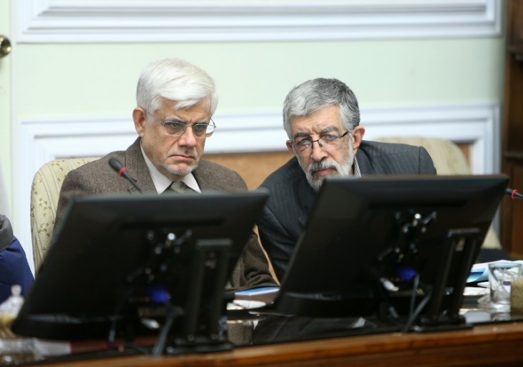4 انتخاب فامیلی در لیست اصلاح طلبان / 10 چهره اقتصادی در اردوگاه اصولگرایی در مقابل لیست خالی از اقتصاددان اصلاح طلبی! / 6 نامزد اصلاح طلب بدون سابقه مدیریتی و تنها یک اصلاح طلب با سابقه حضور در هیئت وزیران بررسی ها نشان می دهد که اصلاح طلبان، هم مسیر با دولت یازدهم، صرفا گشایش سیاسی با غرب را در اولویت اول برنامه های خود قرار دادند؛ در حالیکه تاکید بیشتر لیست اصولگرایان بر بهبود وضعیت اقتصادی جامعه و بهتر شدن معشیت مردم بوده است. در لیست اصلاح طلبان هیچ اقتصاد دادنی وجود ندارد و در لیست مقابل تنها یک فارغ التحصیل رشته های سیاسی وجود دارد.