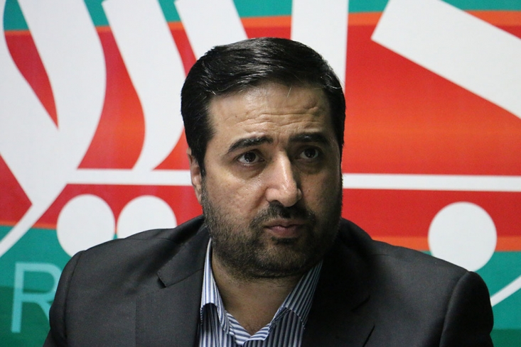 همان افرادی که 13سال پیش قرارداد محرمانه نوشتند دارند قراردادهای جدید را باز هم محرمانه تدوین میکنند/ طبق قانون حداقل باید یک نسخه از قراردادهای نفتی در اختیار مجلس قرار گیرد/ اقدام جهانگیری را مصداق دخالت دولت در انتخابات میدانم من وقتی صحبتهای آقای کاظم جلالی را شنیدم که ایشان اعلام کرد آقای جهانگیری (معاون اول رئیسجمهور)، وزیر کشور و وزیر اطلاعات هر سه نفر به ایشان تماس گرفتند که شما کاندیدا شوید، این موضوع را به طور صریح یکی از مصادیق دخالت دولت در انتخابات میدانم. من فکر میکنم اگر که از این نوع اقدامات پرهیز و جلوگیری شود، مردم ما معمولاً وظیفه خود را خوب انجام میدهند. مردم همیشه در صحنه حضور دارند و بهترین تصمیمها را میگیرند، به شرطی که بعضی افراد نخواهند با غبارآلود کردن فضا مردم را از مسیر اصلی منحرف کنند.