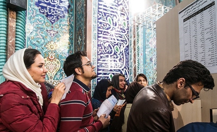 اصولگرایان در تهران از چه چیزی شکست خوردند؟/ رای به لیست اصلاحطلبان تجلی سبک زندگی متفاوت تهرانیها شرکت در انتخابات برای این گروه از مردم نه یک کنش سیاسی که یک «فضا-رسانه» است؛ یک حرکت نمادین برای ادای پاره ای از دلبستگی ها و علاقه مندی هایشان وگرنه عموم کسانی که به لیست مشهور به امید رای داده اند نه منتخبان خود را می شناسند و نه حتی تفاوت آنها را با رقبا می توانند بیان کنند ولی این انتخاب برای آنها ابراز یک تمایز در سلیقه ها و خواست ها و نوعی تشفی خاطر به حساب می آید.