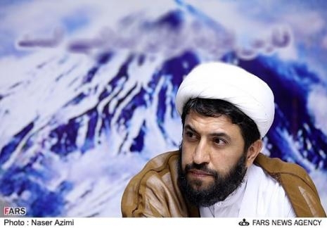 برنامه ششم «نفوذ» را قانونی میکند/ این برنامه اشکالات شکلی دارد که حتی با اصول قانون اساسی در تعارض است + صوت مسئله ای که واقعاً در کشور ما اهمیت دارد، مسئله ترجمهزدایی از پایاننامههاست. در جلسه گذشته عرض کردم که؛ پایاننامههایی که در کشور نوشته میشوند یا به آفت کلیگویی مبتلا هستند یا به آفت تقلید از نظریات غربی. اگر ما از طرفی پایاننامههای خود را به این شکل بنویسیم و از طرفی بخواهیم کشور را با این پایاننامهها اداره بکنیم؛ با مشکل مواجه میشویم.