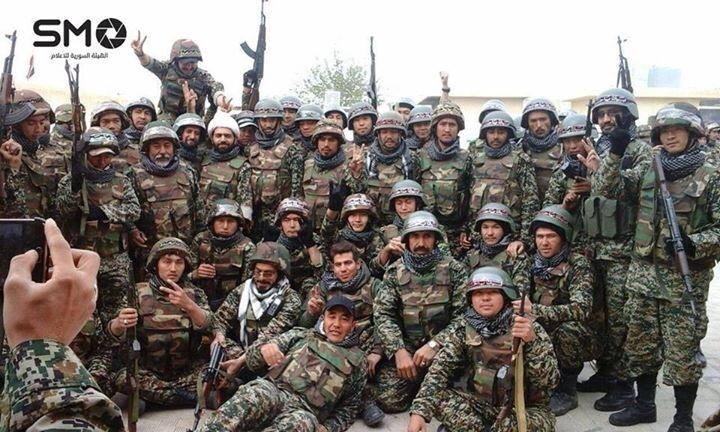 گفتوگو با یکی از اعضای «گروه یک» لشگر فاطمیون؛ شهادت «ابوحامد» ضربه خیلی سنگینی بود/ در سوریه فضایی مانند دفاع مقدس ایران حاکم است/ مستند بیبیسی شانتاژ بود شهادت ابوحامد ضربه خیلی سنگینی بود. چون حساب ویژهای روی ایشان باز شده بود. ایشان فوقالعاده دلسوز بود. انگار که فاطمیون بعد از شهادت ایشان یتیم شده بود، اما خون ایشان برکت داشت و الان تعداد نیروهای فاطمیون خیلی بیشتر از قبل شدند. در ابتدای عضوگیریها، رزمندگان در گروههای 20، 30 نفره عضو میشدند؛ الان تقریباً گروههایی که به ما میپیوندند بالای 1000 نفر هستند و تا 1400 نفر هم میرسد.