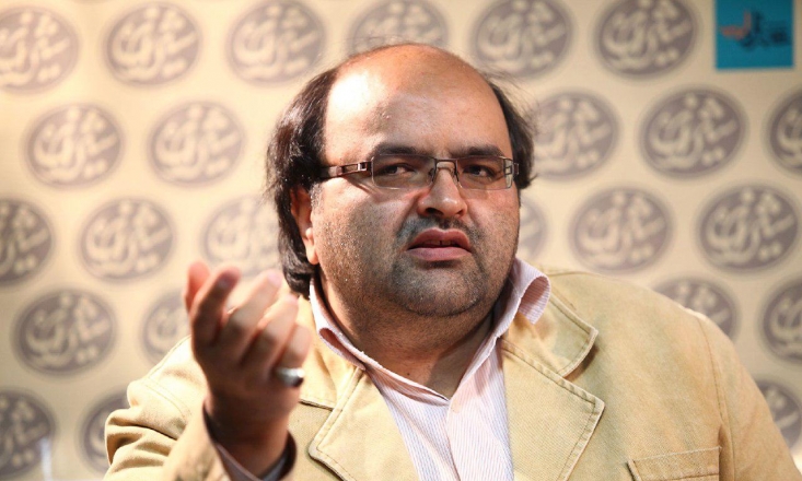 می توان گفت که «دست خون» خبر از رسیدن مودب به قله می دهد و باید برای تماشای او سر به بالا گرفت و کلاه را با دست چسبید. در این منظومه با شاعری روبرو هستیم که از زبانی پخته سود می برد و مضامین عالی در شعرش نهفته است.  پس از خواندن این منظومه هیجانی به شاعر دست می دهد که ناشی از تسلط شاعر بر شعر است.