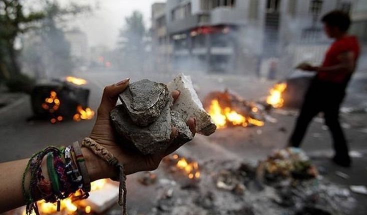 هر سه نفر طی ماه‌ گذشته دست به اقداماتی زده‌اند که تنها ثمره آن، تضعیف قلب جهان اسلام و تشیع یعنی ولایت فقیه است. حمله جریانات شیعه علیه ولایت فقیه استراتژی جدید استکبار جهانی است که در قالب سه جریان اخیر بروز و ظهور داشته است؛ در واقع دشمن به درستی فهمیده است که شخص و فردی که امروز بیشترین تاثیرگذاری را در عالم سیاست و دیانت جهان اسلام و فراتر از آن ایفا می‌کند رهبر انقلاب اسلامی حضرت آیت‌الله خامنه‌ای(حفظه‌الله) است؛ لذا تضعیف آن از طرق مختلف را سرلوحه کار خود قرار داده است که شیوه جدید آن از طریق جریان‌های شیعه متحقق می‌شود.